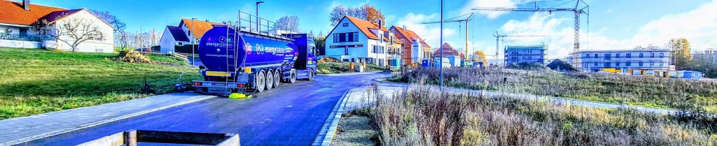 LKW mit VE-Heizungswasser nach VDI2035 bei der Lieferung mit Schlauchmaterial und Pumpe