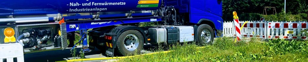 Pumpwagen für Heizungswasser beim Befüllen einer Fernwärmeleitung