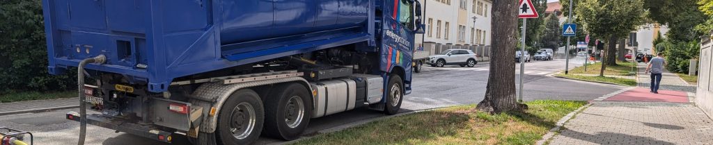 Tankfahrzeug mit Hochdruck Motorpumpe beim befüllen einer Heizungsleitung