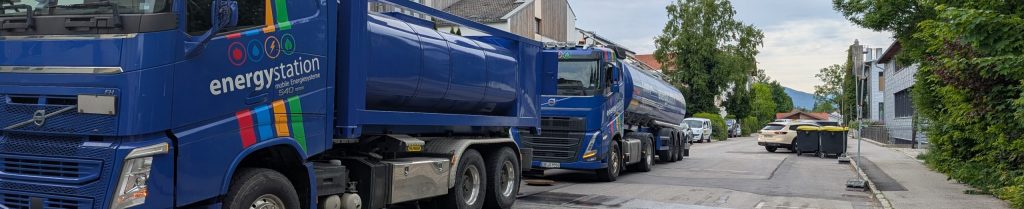 Transportfahrzeuge beim füllen einer Fernwärmeleitung mit Pumpen