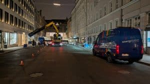 Medienbrücke im Aufbau in München als Straßenüberquerung